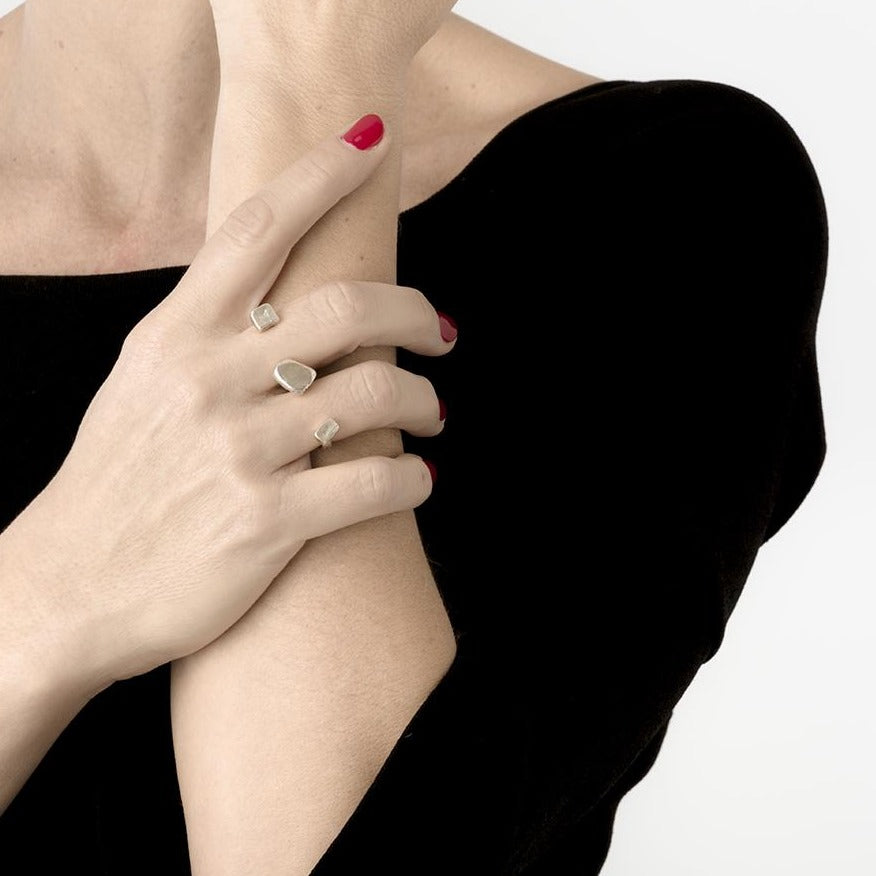 "ANELLO_ARGENTO_DUE_DITA_INDOSSATO"