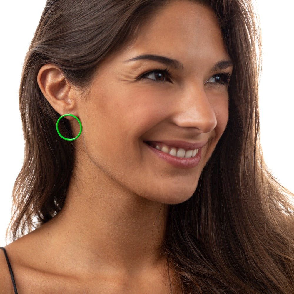 "TAORMINA_ORECCHINI_CERCHI_VUOTI_LOBO_OTTONE_SMALTATI_VERDE_FLUO_INDOSSATO"
