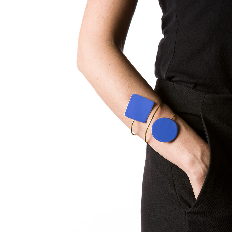 "TAORMINA_BRACCIALE_GEOMETRIC_OTTONE_SMALTATO_AZZURRO_PESCE_INDOSSATO"