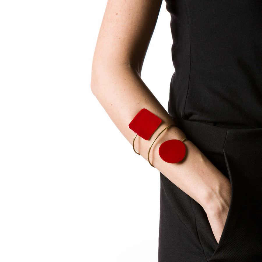 "TAORMINA_BRACCIALE_GEOMETRIC_OTTONE_SMALTATO_ROSSO_INDOSSATO"