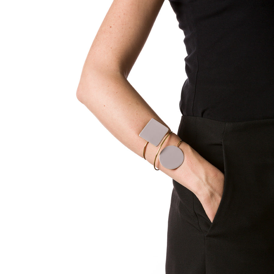 "AORMINA_BRACCIALE_GEOMETRIC_OTTONE_SMALTATO_MASTICE_INDOSSATO"