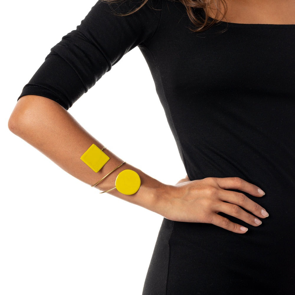 "TAORMINA_BRACCIALE_GEOMETRICO_OTTONE_SMALTATO_SENAPE_INDOSSATO"