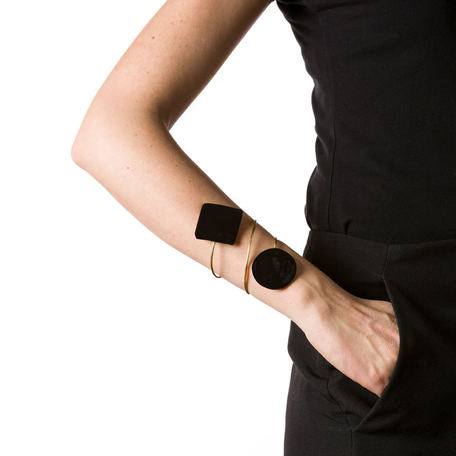 "TAORMINA_BRACCIALE_GEOMETRIC_OTTONE_SMALTATO_NERO_IND"