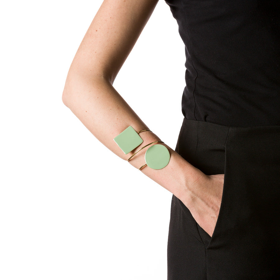 "TAORMINA_BRACCIALE_GEOMETRIC_OTTONE_SMALTATO_VERDE_SALVIA_CHIARO_INDOSSATO"