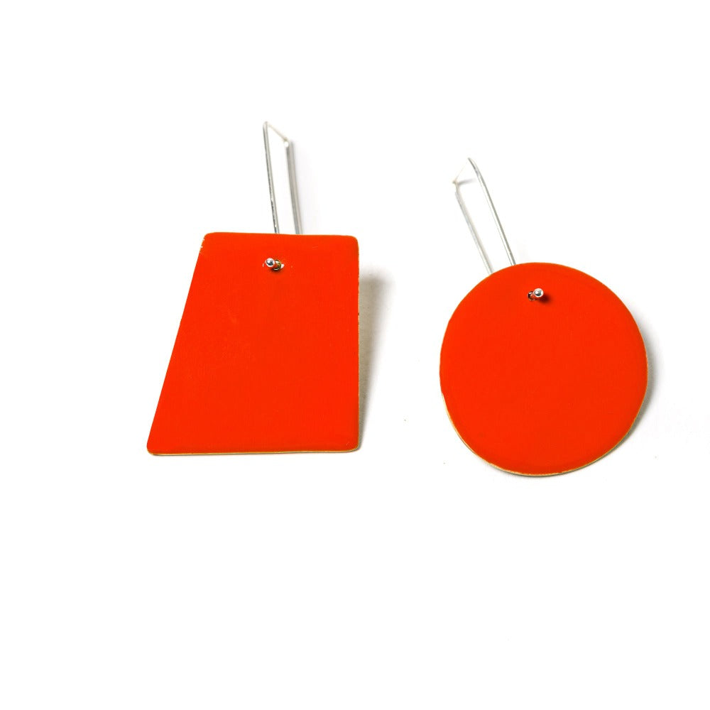 "ORECCHINI_GEOMETRICI_MONACHELLA_OTTONE_SMALTATO_ARANCIONE_SCURO"