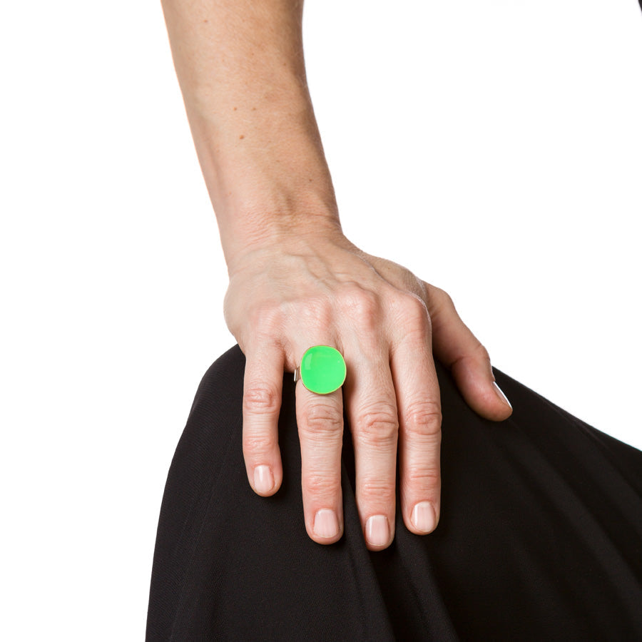 "ANELLO_CIOTOLA_MEDIO_ARGENTO-OTTONE_SMALTATO_VERDE_FLUO_INDOSSATO"