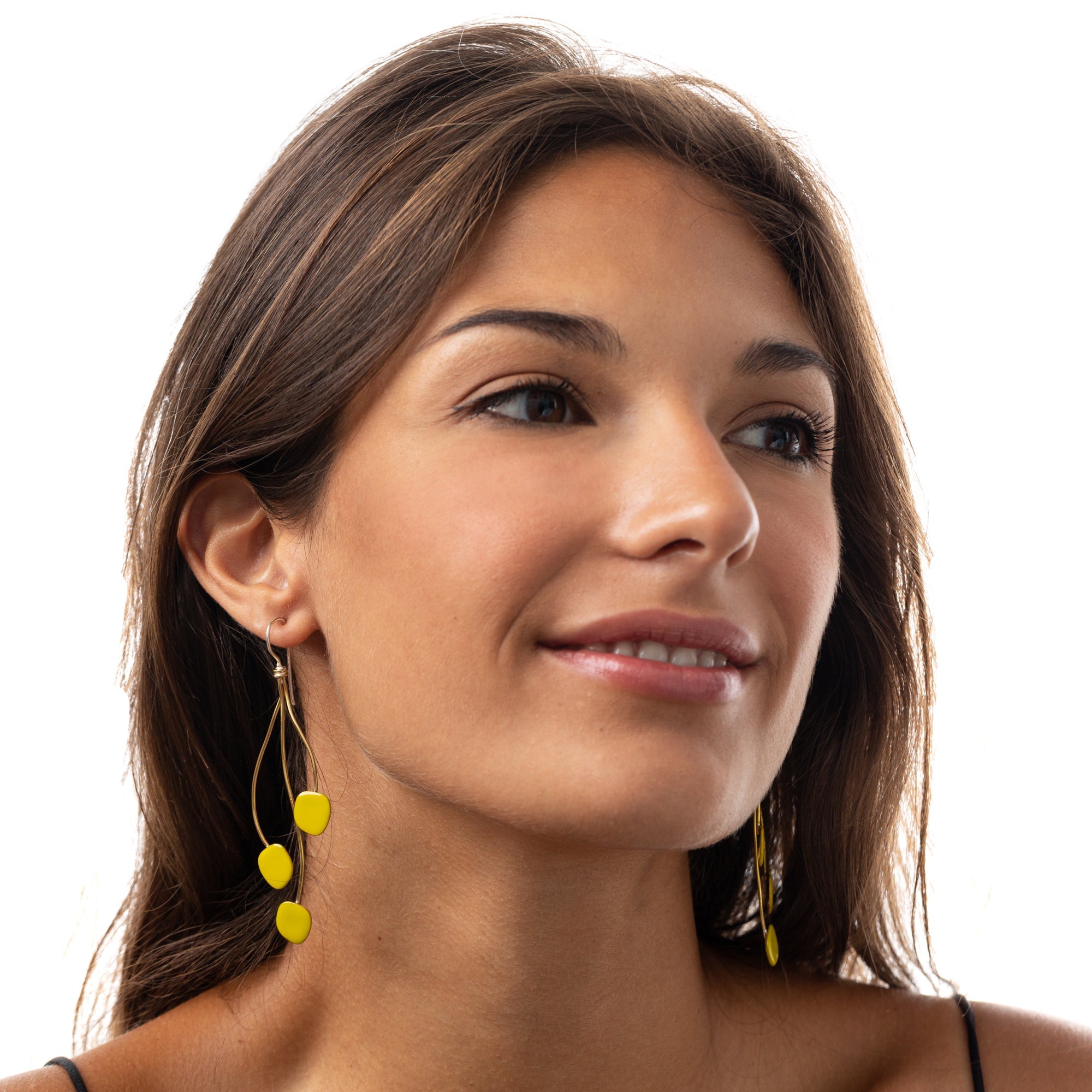 "ORECCHINI_LIBERTY_OTTONE_SMALTATO_SENAPE_INDOSSATO"