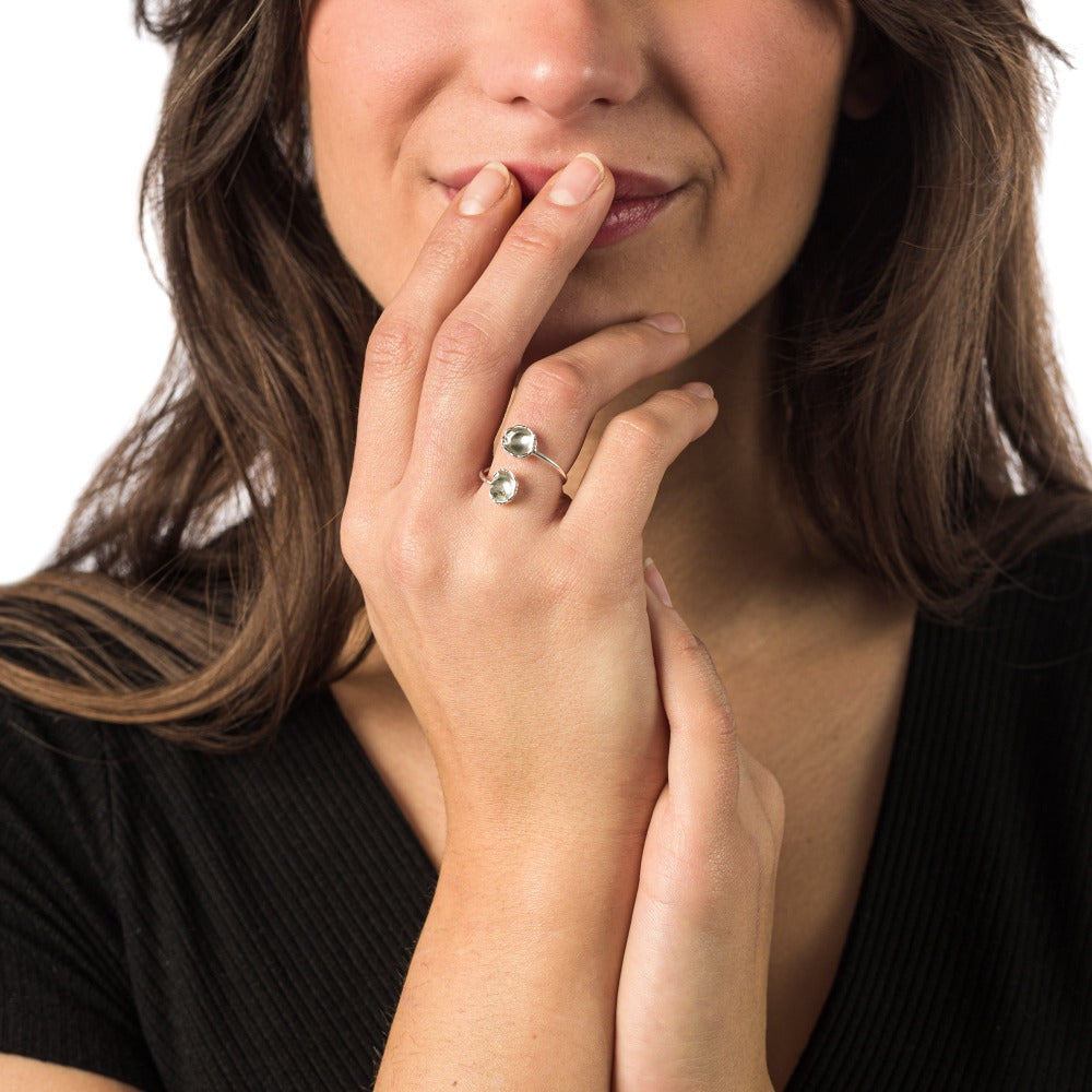 "Anello-gocce-di-memoria-due-gocce-argento-indossato"