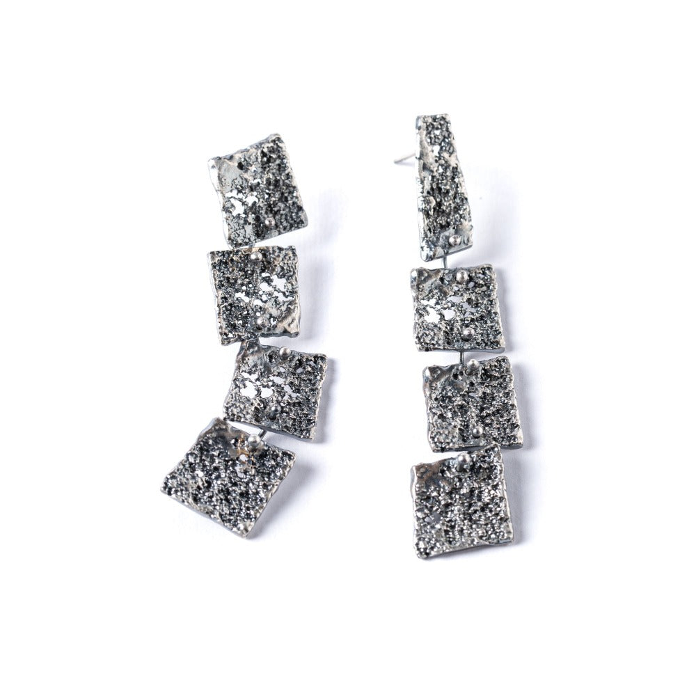 "orecchini-sciara-long-lobo-argento-ossidato"