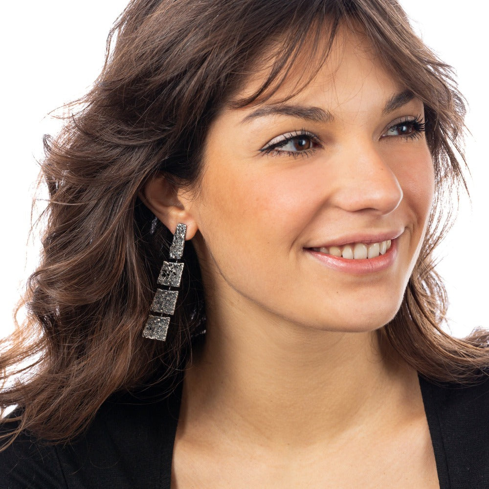 "orecchini-sciara-long-lobo-argento-ossidato-indosato"