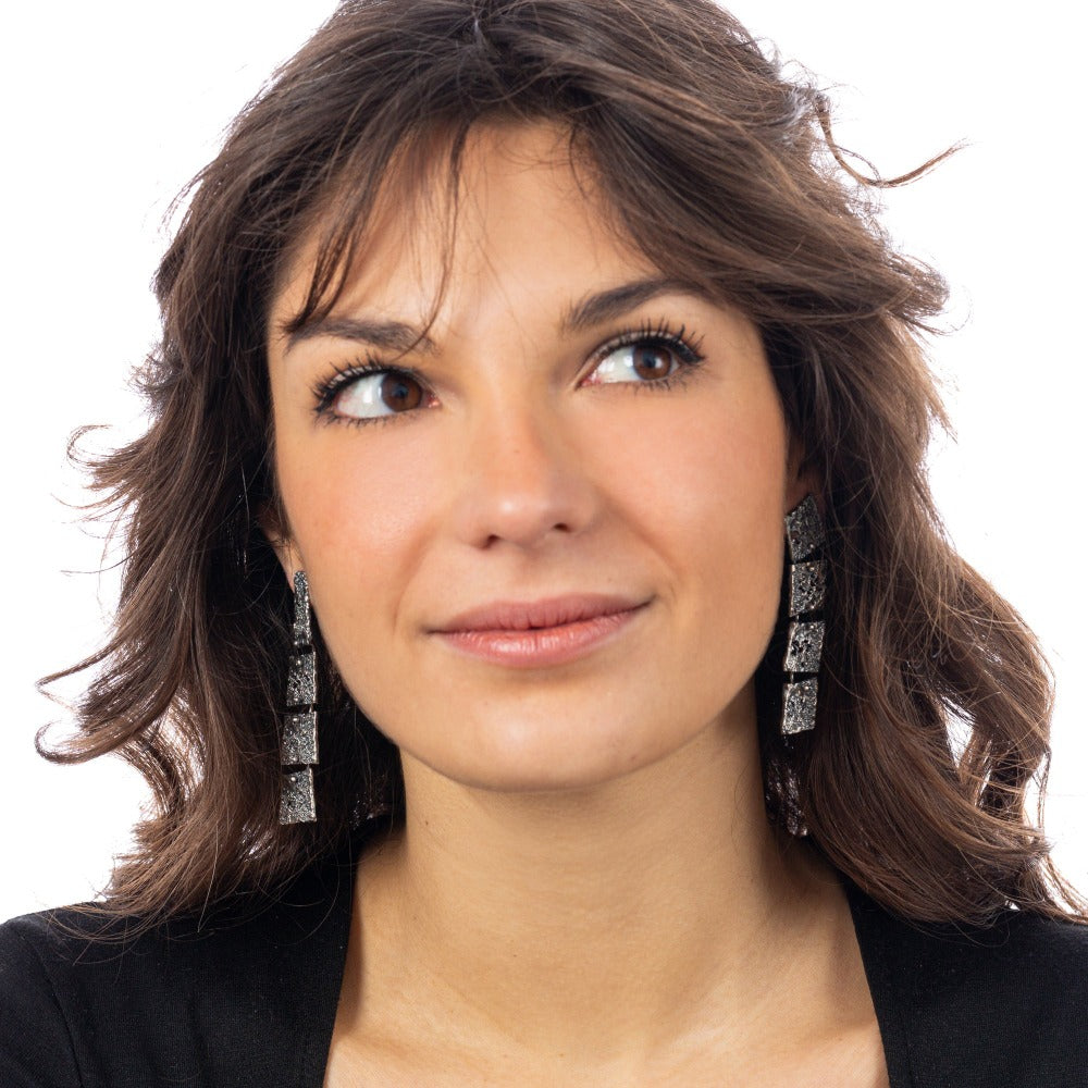 "orecchini-sciara-long-lobo-argento-ossidato-indossato"