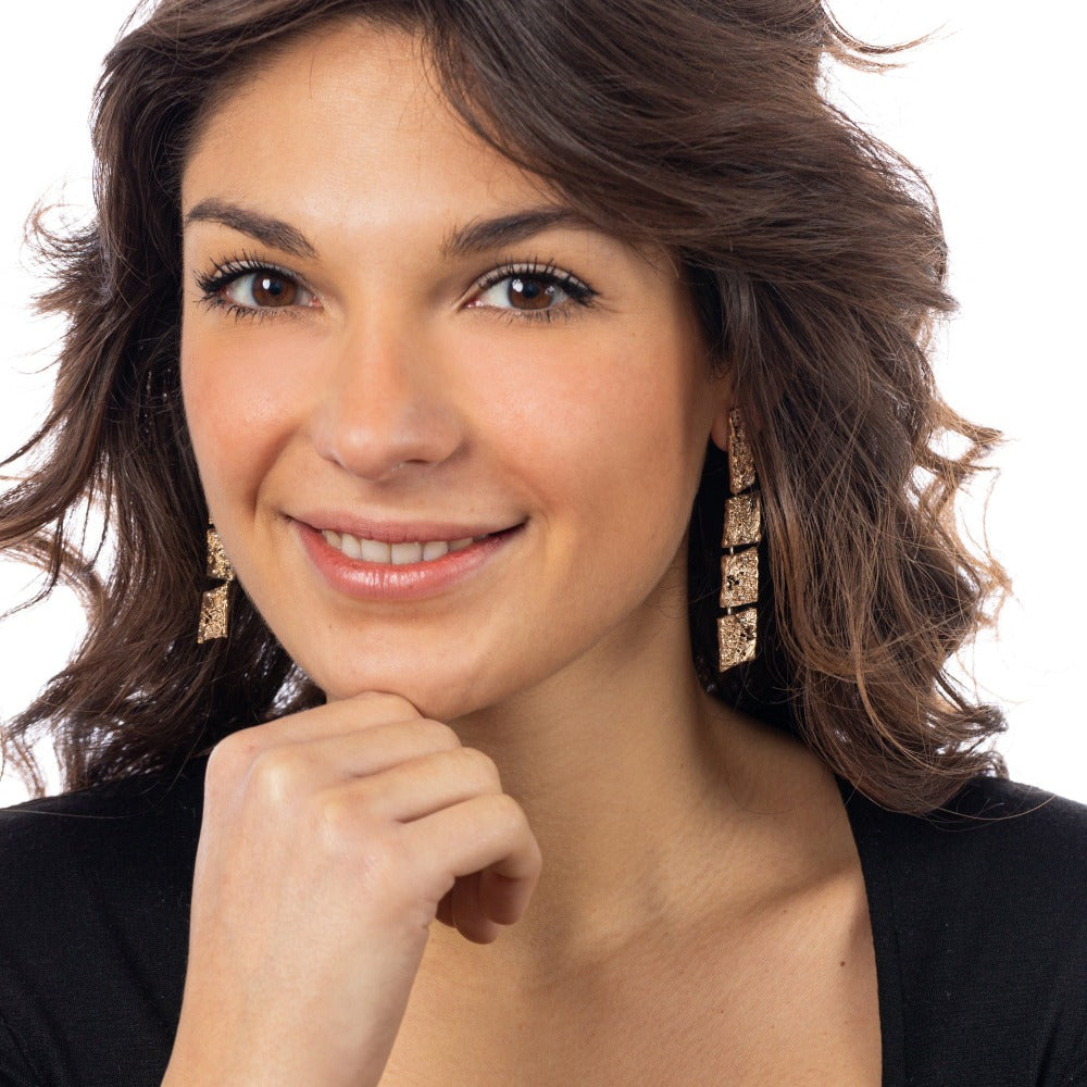 "orecchini-sciara-long-bronzo-indossato"