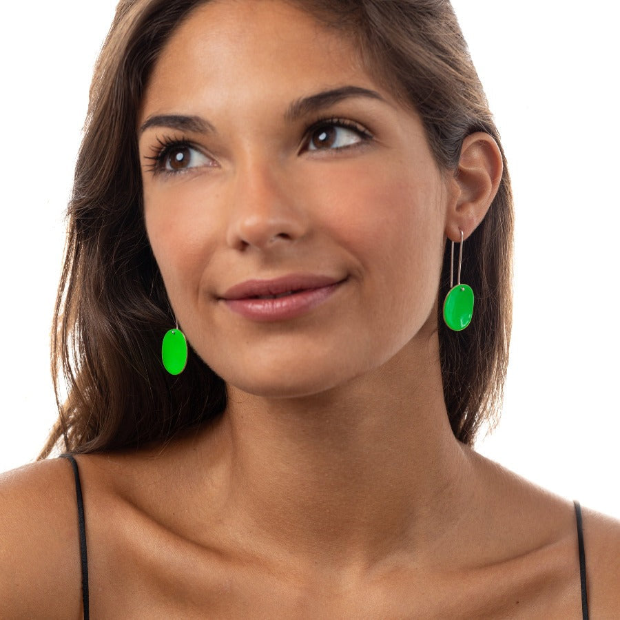 "ORECCHINI_PIASTRINA_MONACHELLA_OTTONE_SMALTATO_VERDE_FLUO_INDOSSATO"