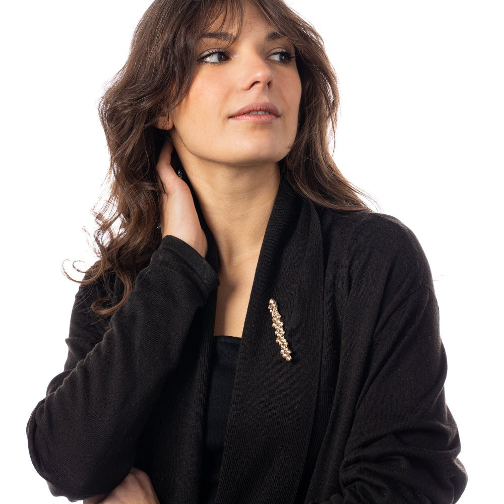 "spilla-gocce-di-memoria-bronzo-indossato"