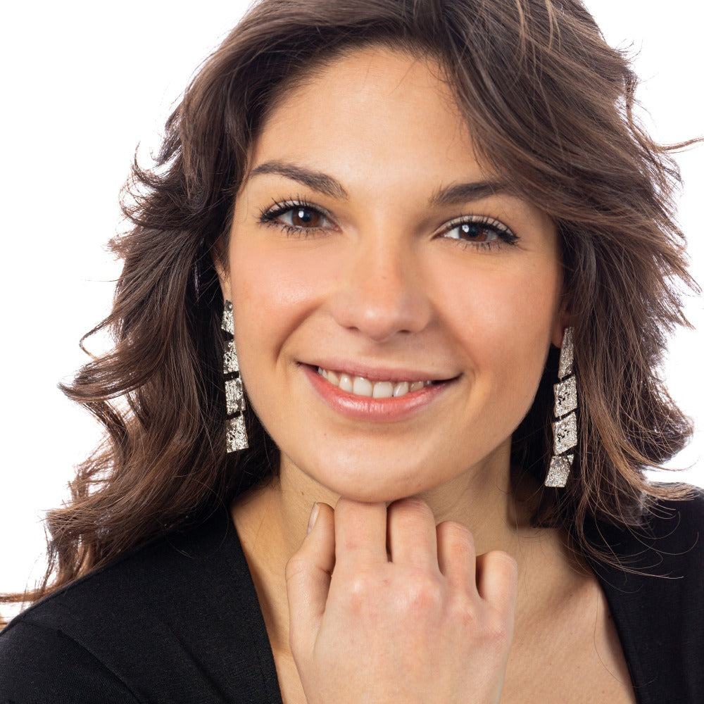 "orecchini-sciara-long-lobo-argento-indossato"