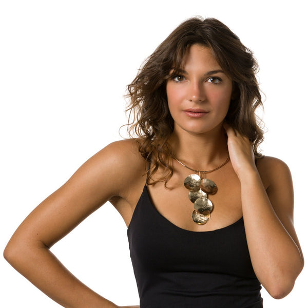 collana-herman-ottone-placcato-oro-indossato