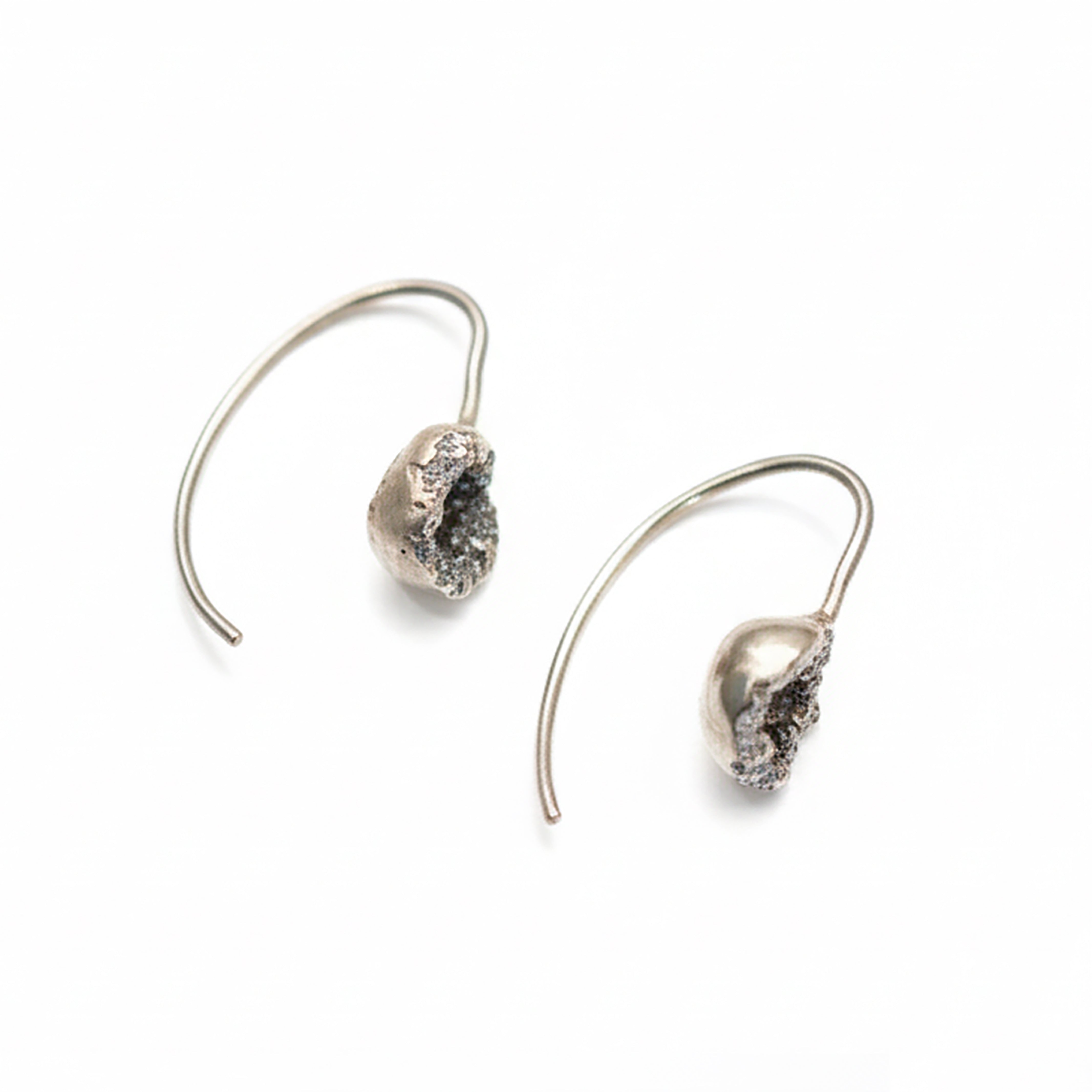 Boucles d'oreilles Nocciolino Monachella | Émail pailleté argenté