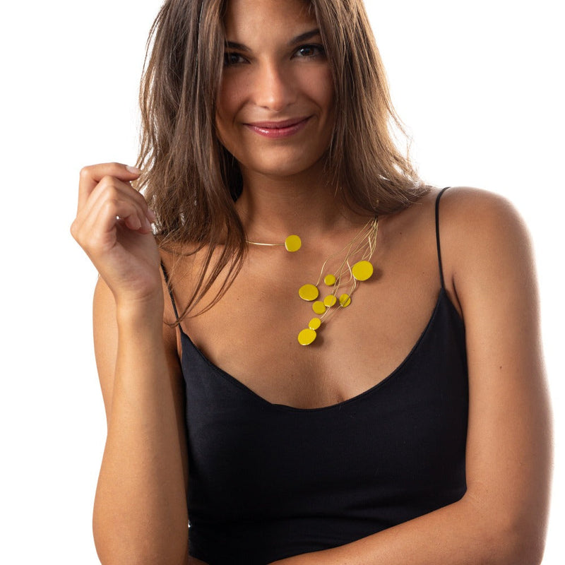 TAORMINA_COLLANA_TONDI_PIENI_MINI_OTTONE_SMALTATO_SENAPE_INDOSSATO