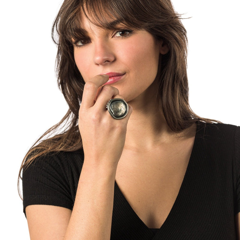 Anello-Scudo-Argento-Ossidato-Indossato