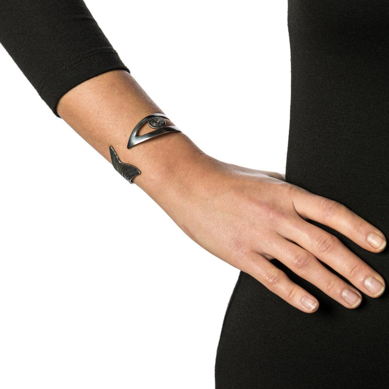 Bracciale-Pesce-Vuoto-argento-indossato