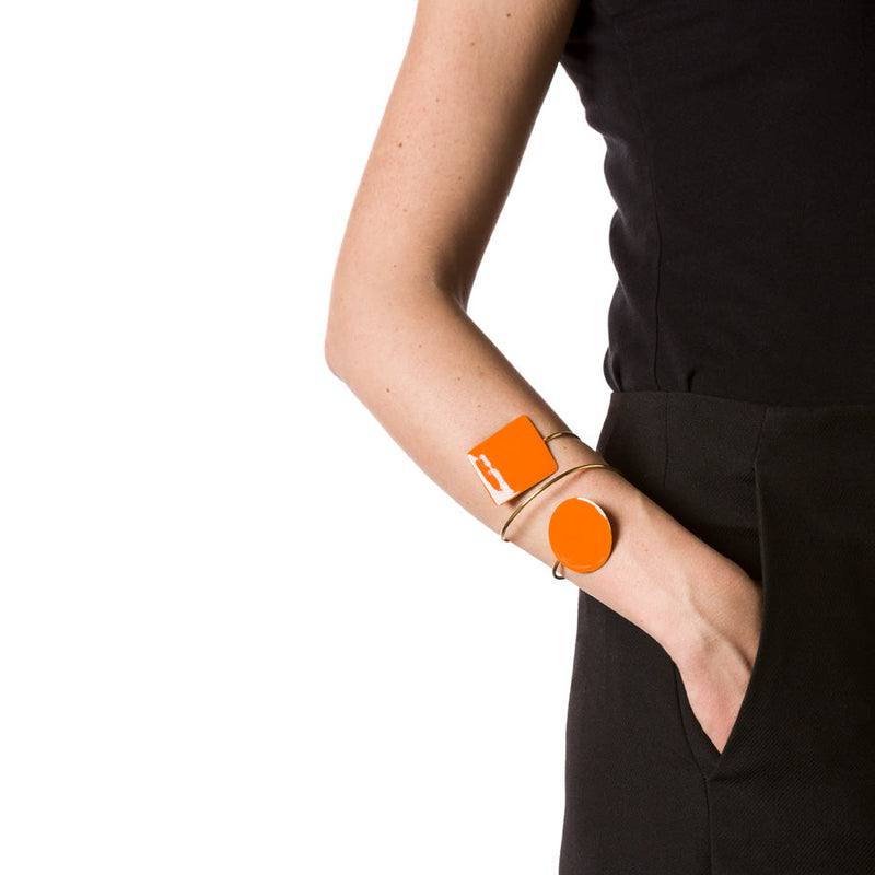 TAORMINA_BRACCIALE_GEOMETRIC_OTTONE_SMALTATO_ARANCIONE_CHIARO_INDOSSATO
