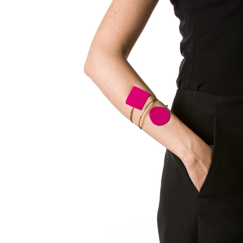 TAORMINA_BRACCIALE_GEOMETRIC_OTTONE_SMALTATO_FUCSIA_INDOSSATO