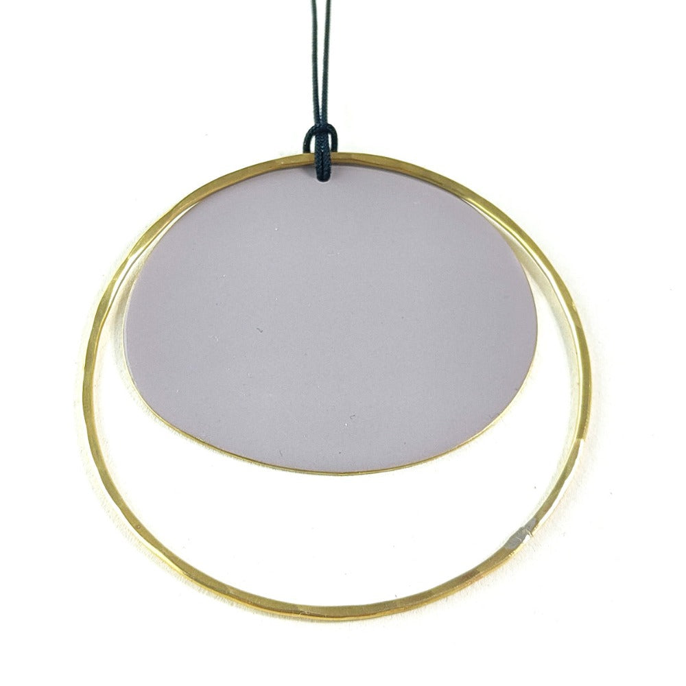 PENDENTE_GONG_OTTONE_SMALTATO_MASTICE